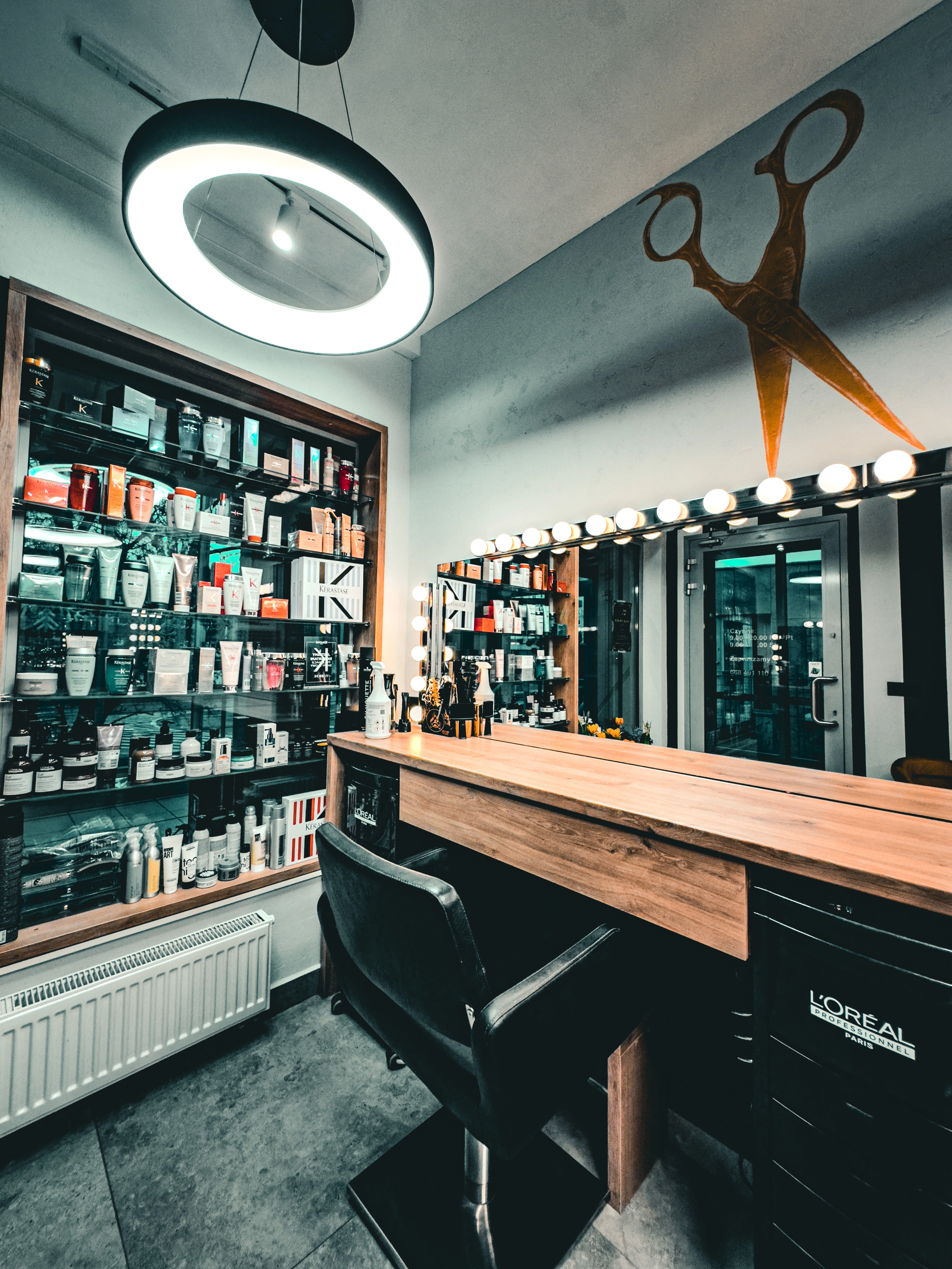 Główne stanowiska fryzjerskie z lustrami i oświetleniem