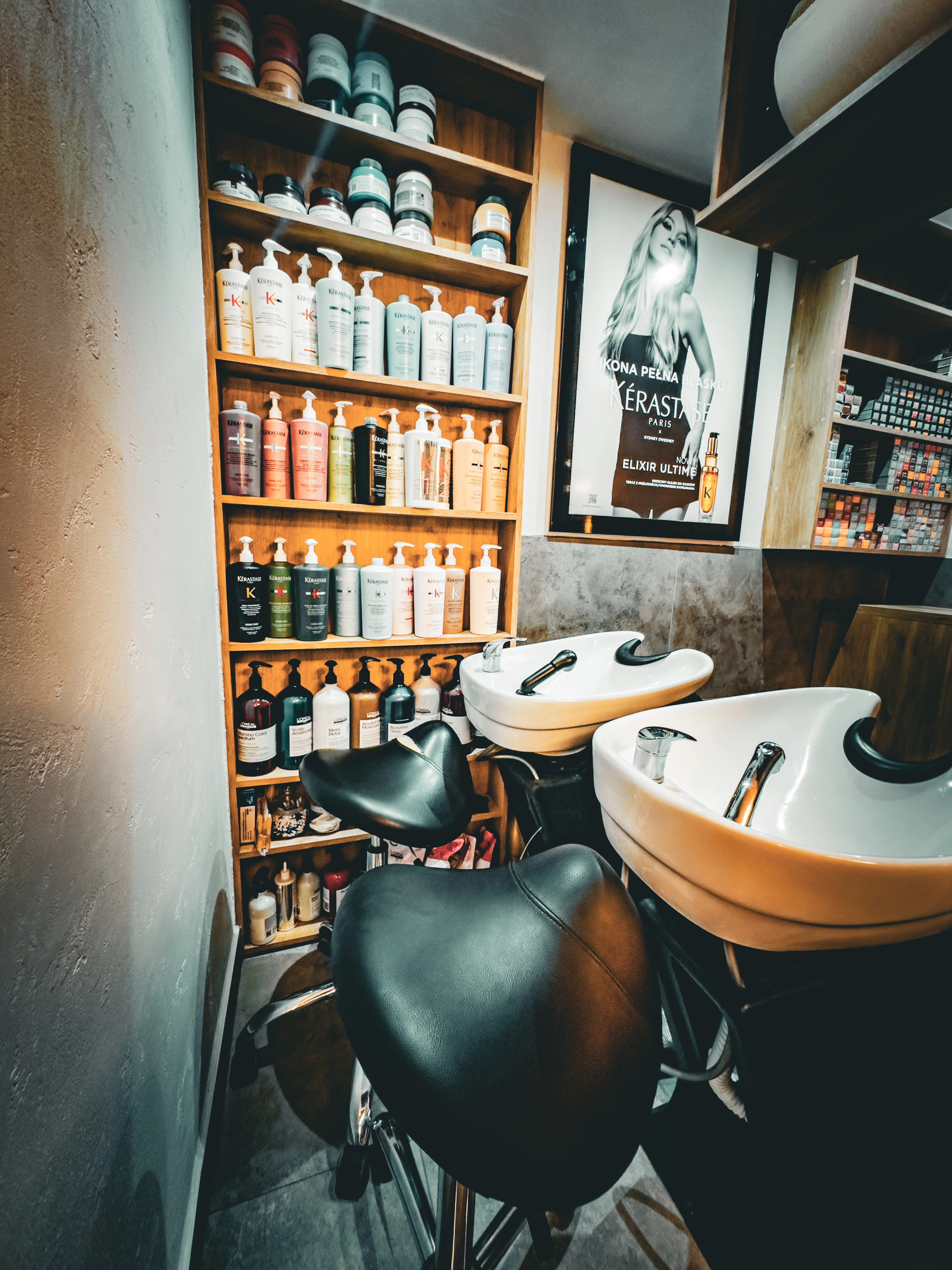 Regał z produktami do koloryzacji i pielęgnacji włosów