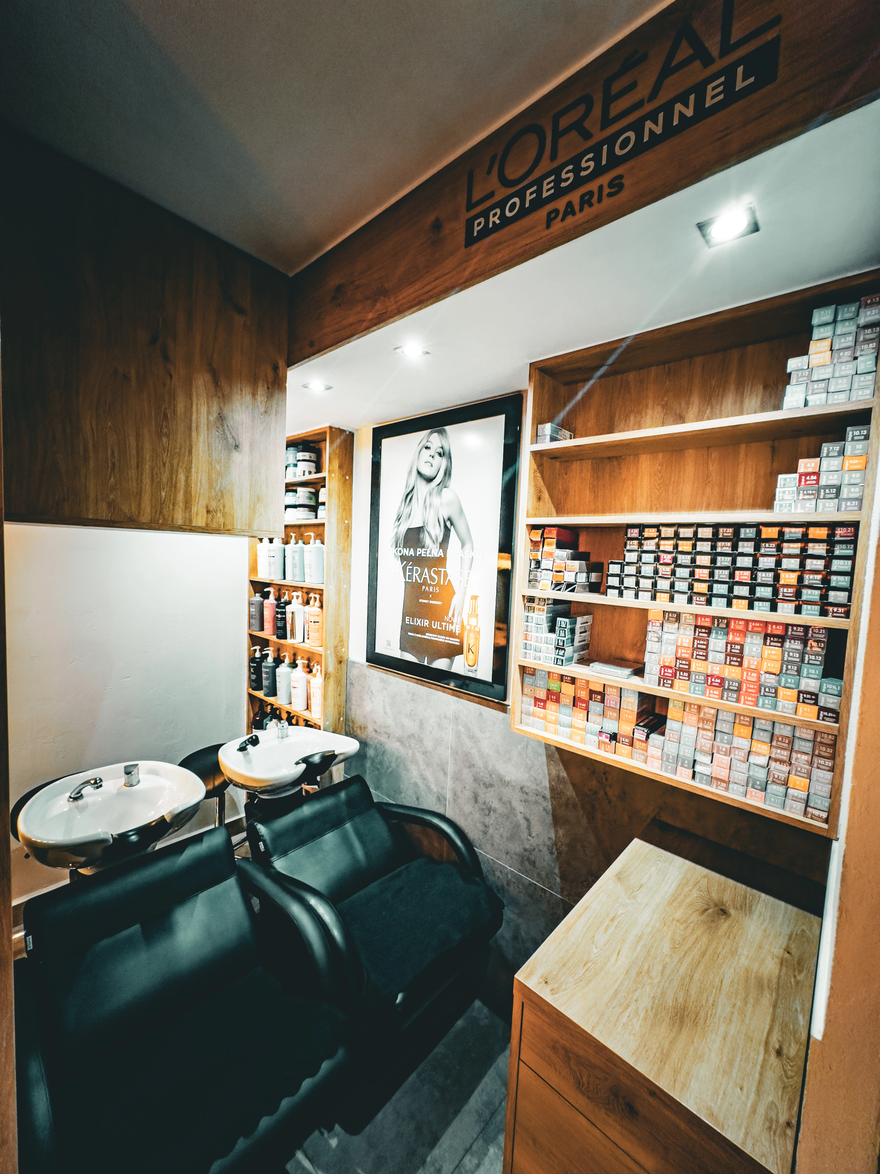 Stanowisko mycia włosów w nowoczesnym salonie fryzjerskim