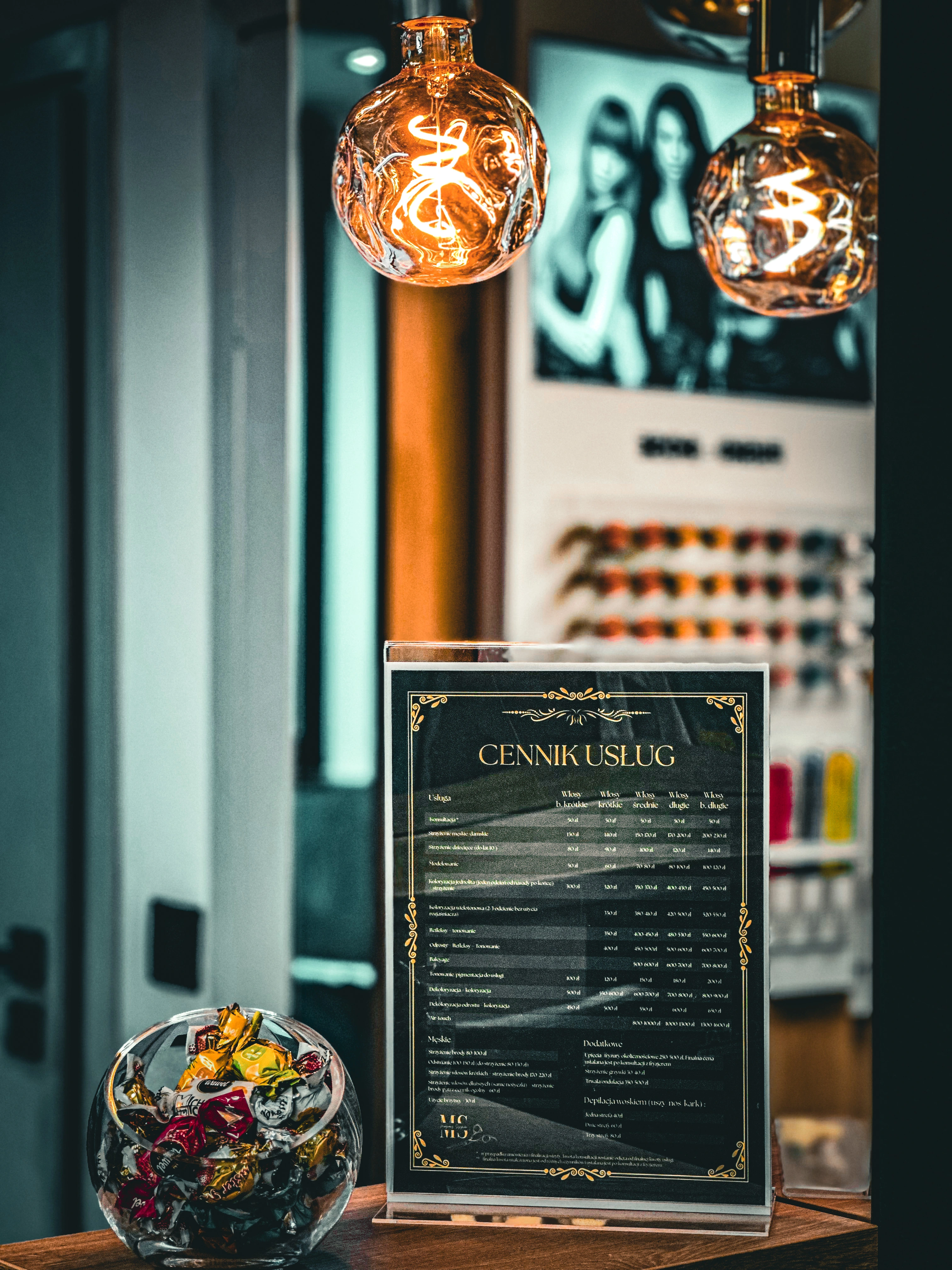 Cennik usług fryzjerskich w ramce dekoracyjnej