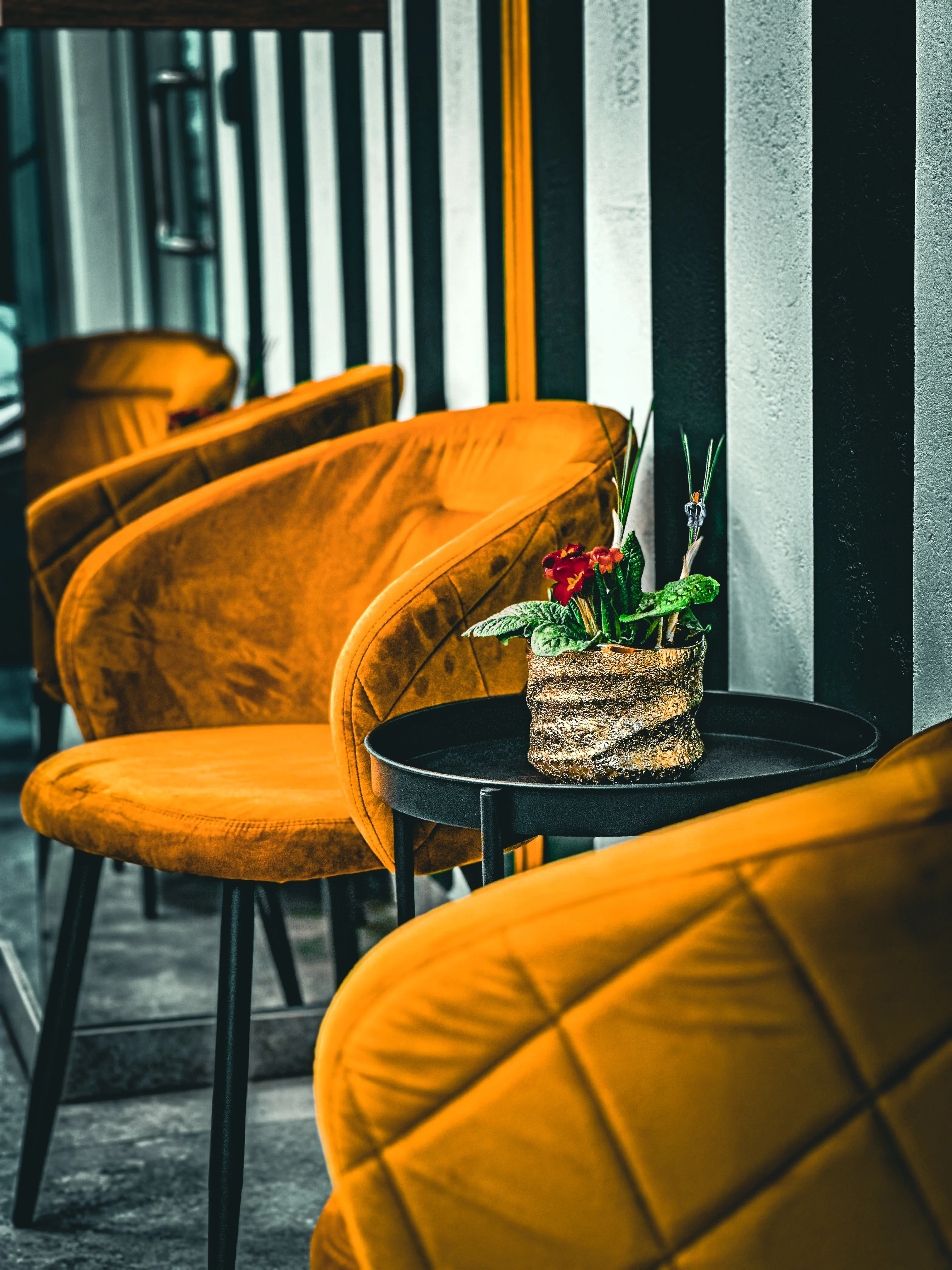 Przestrzeń relaksacyjna z fotelem i stolikiem przy czarno-białej ścianie