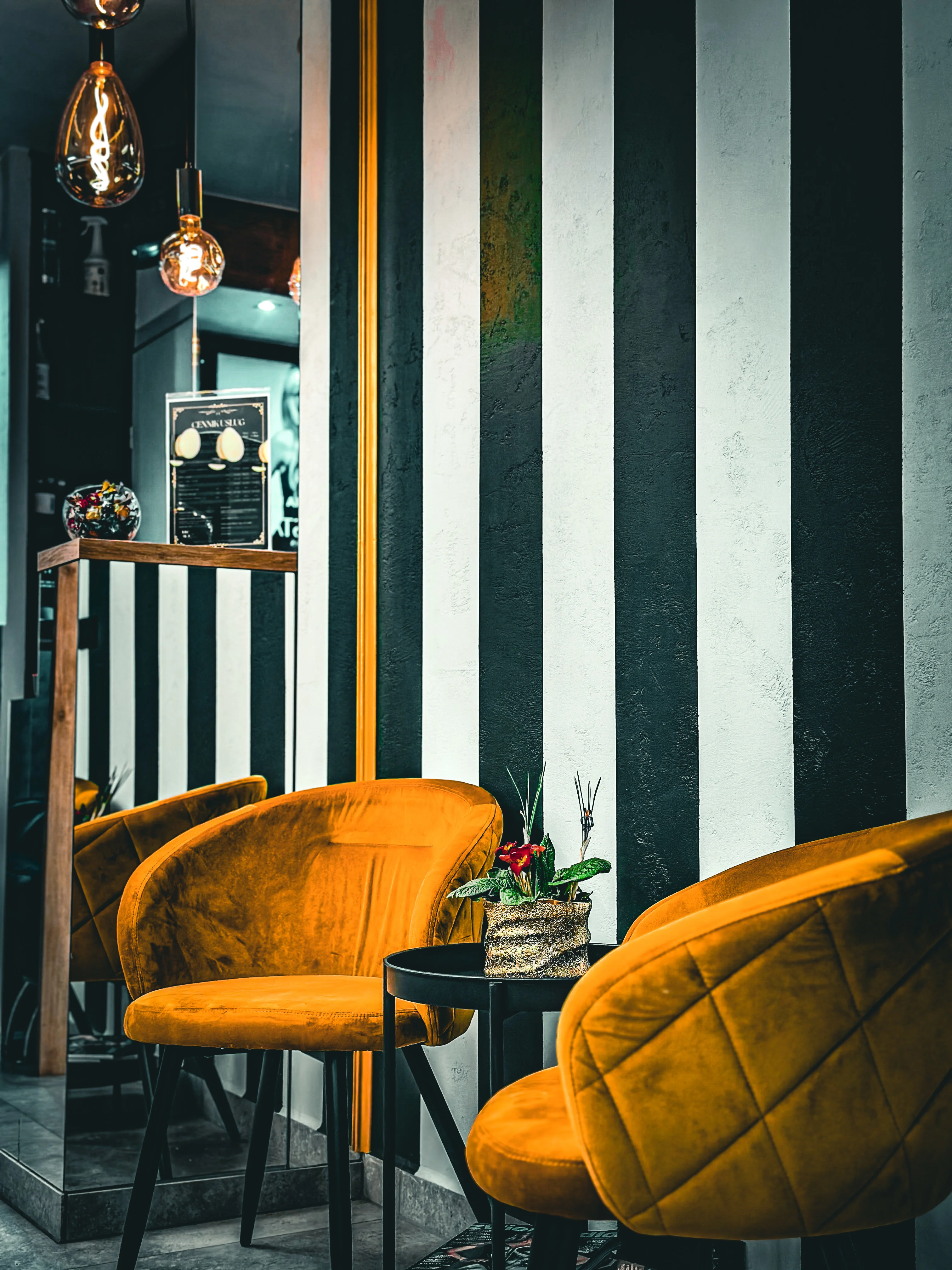 Miejsce oczekiwania z menu usług i ciepłym światłem