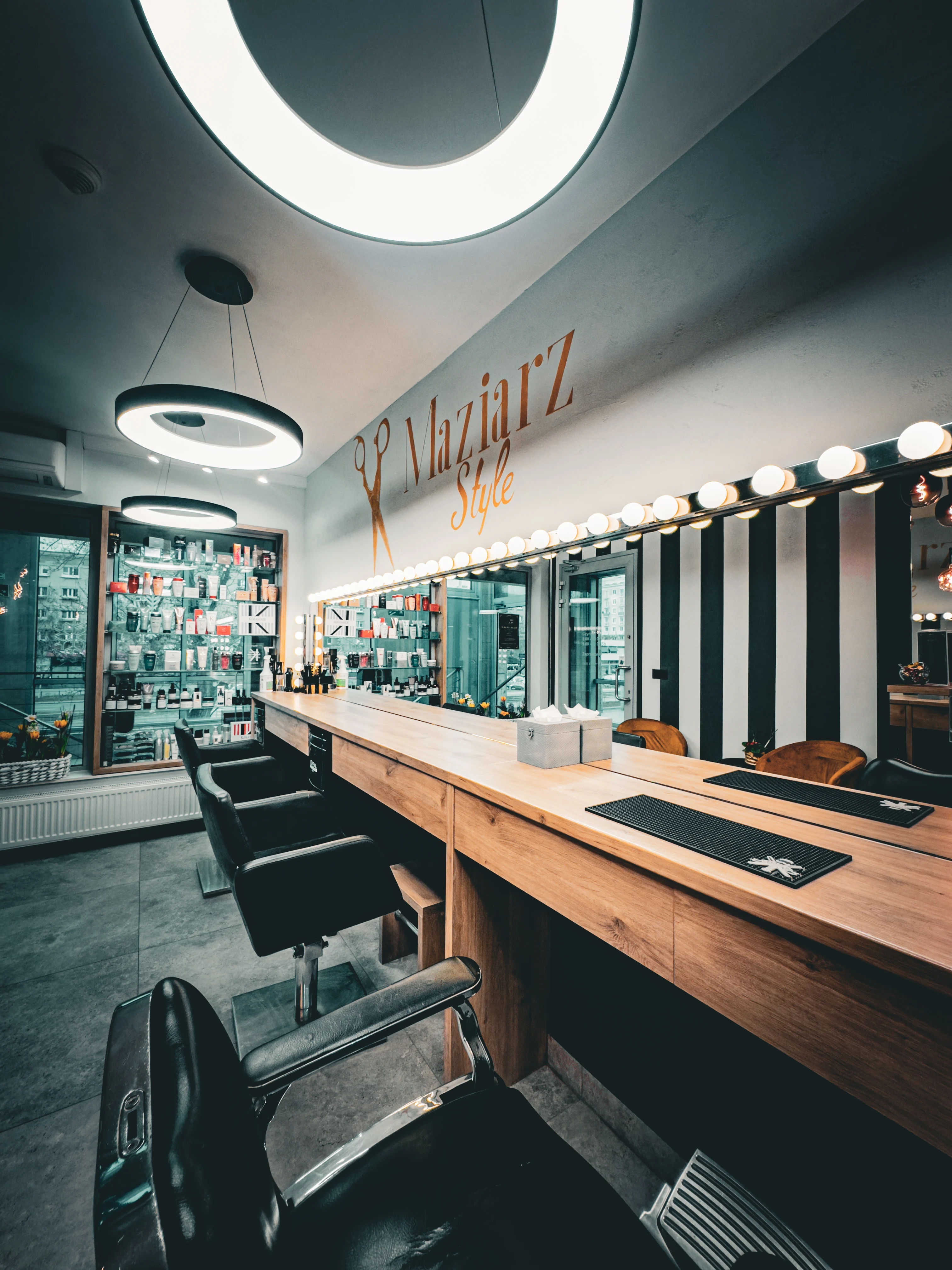 Wnętrze salonu fryzjerskiego z widocznym logo MaziarzStyle